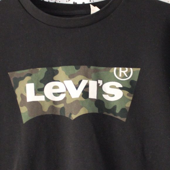 black crewneck with levis logo in - Picture 2 of 3